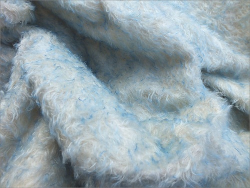 Jerry 243 Ivory & Blue 18mm Mohair 